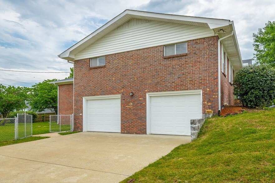 Building Photo - 2520 Sharron Dr