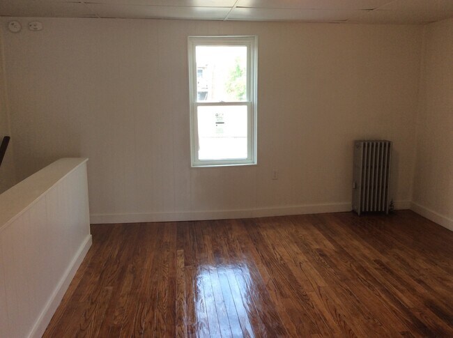 Building Photo - 3 Bedroom 1 Bath 2nd/3rd Floor Apartment-York City SD