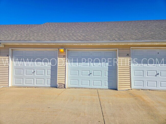 Building Photo - 2 Bedroom 2 Bath Condo with Garage on the ground level!