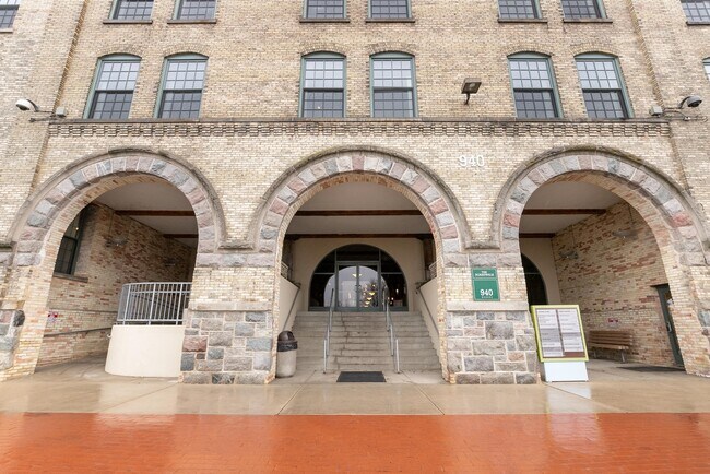 Building Photo - 940 Monroe Ave NW