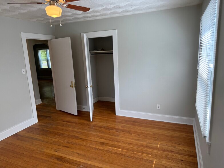 Building Photo - 701 Greenlawn Ave