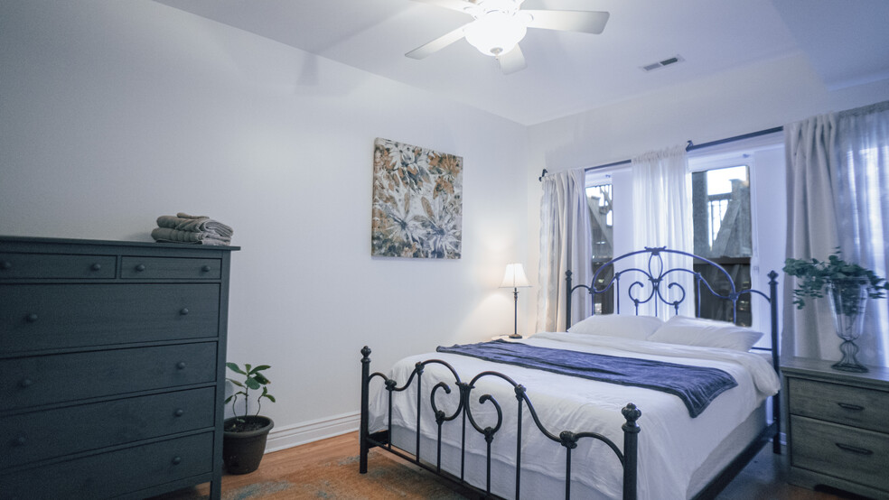 Main Bedroom with large built in closet - 6709 N Lakewood Ave