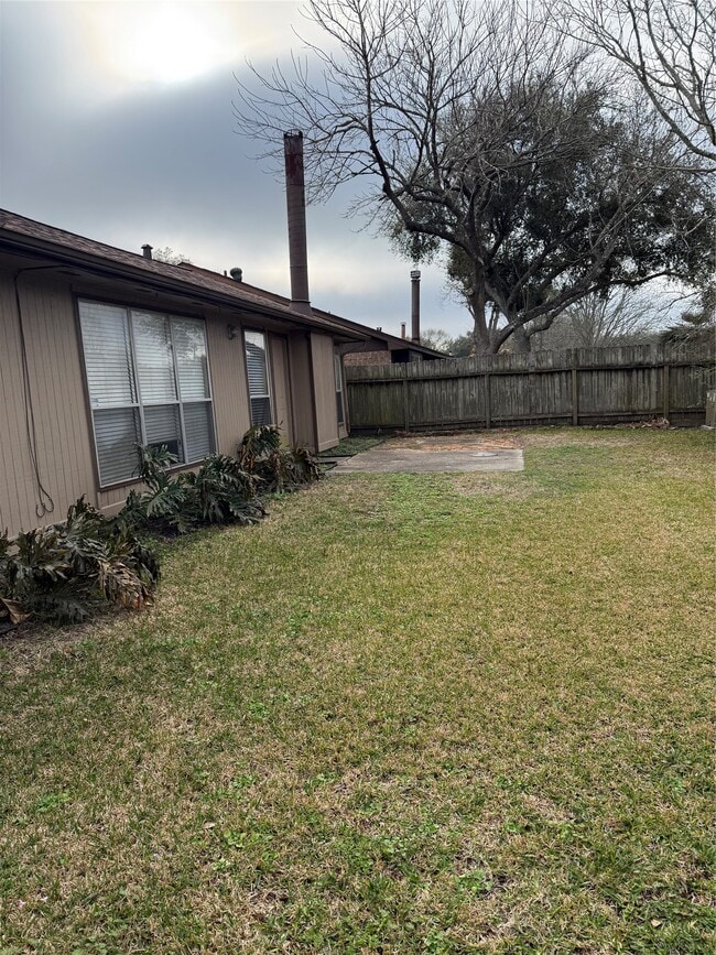 Building Photo - 2920 Thistledown Dr