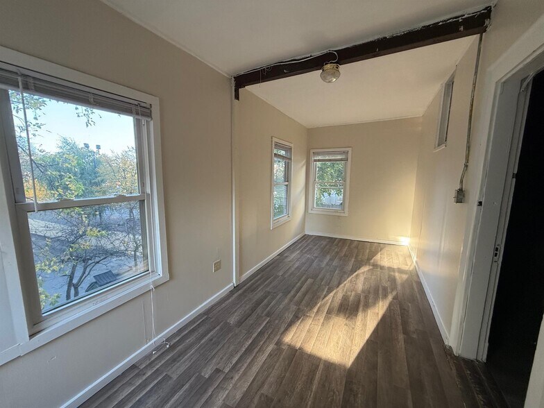 Building Photo - 13 Waterhouse St