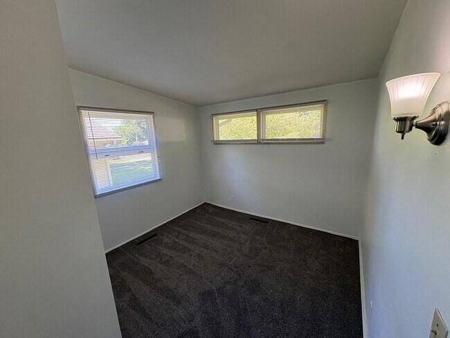 Building Photo - Charming Home, new carpet, laundry, backyard