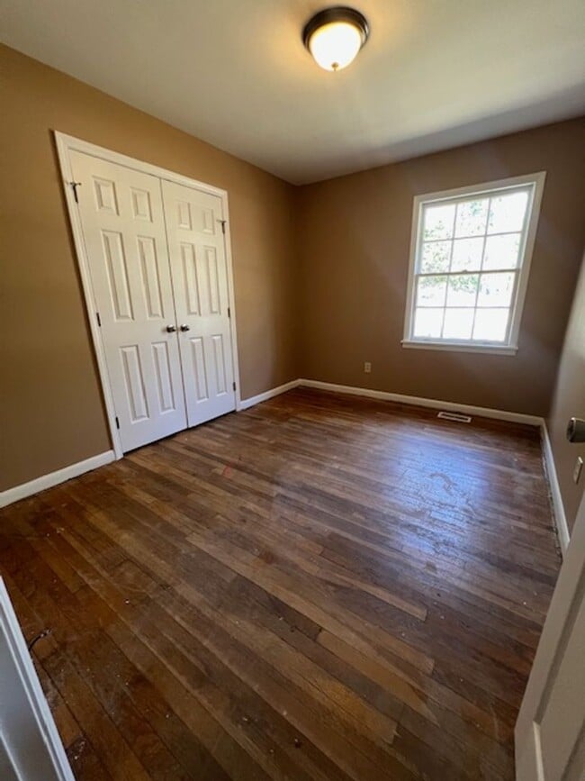 Building Photo - 3 Bedroom, 1 Bath Home in Harlem