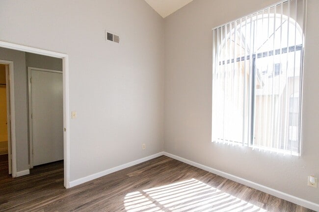 Building Photo - Beautiful 2 bedroom 2 bathroom with privat...