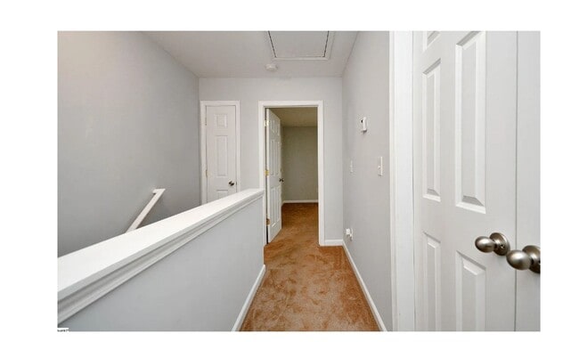 Building Photo - Charming 2-bedroom, 2.5-bathroom townhouse...
