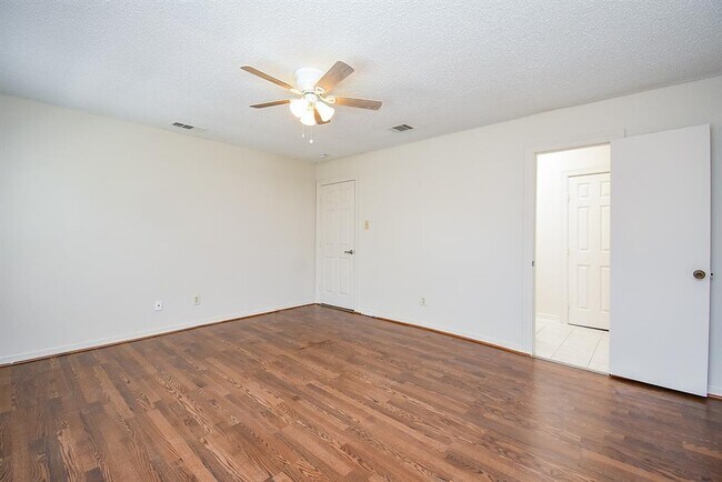 Building Photo - 11366 Oakcenter Dr