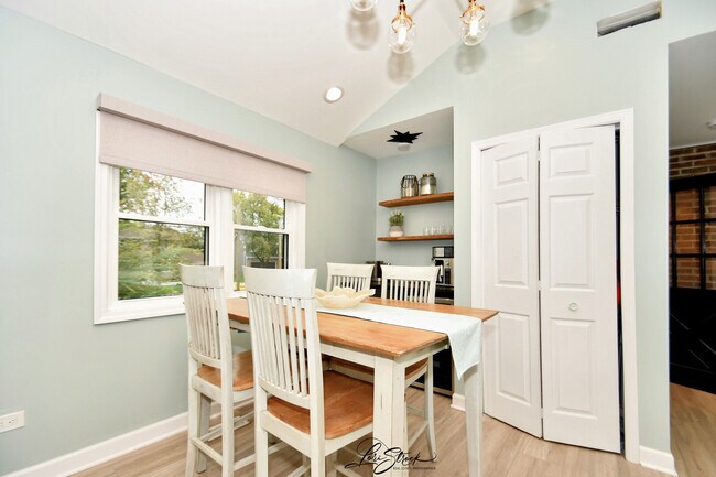 Building Photo - 635 E Prairie Ave