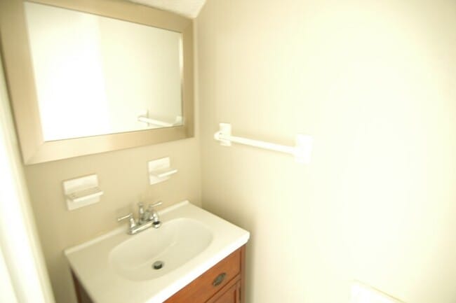 Building Photo - 2 Bedroom / 1.5 Bathroom Townhome in Madison Available Now!