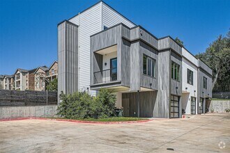 Building Photo - 2804 S 1st St
