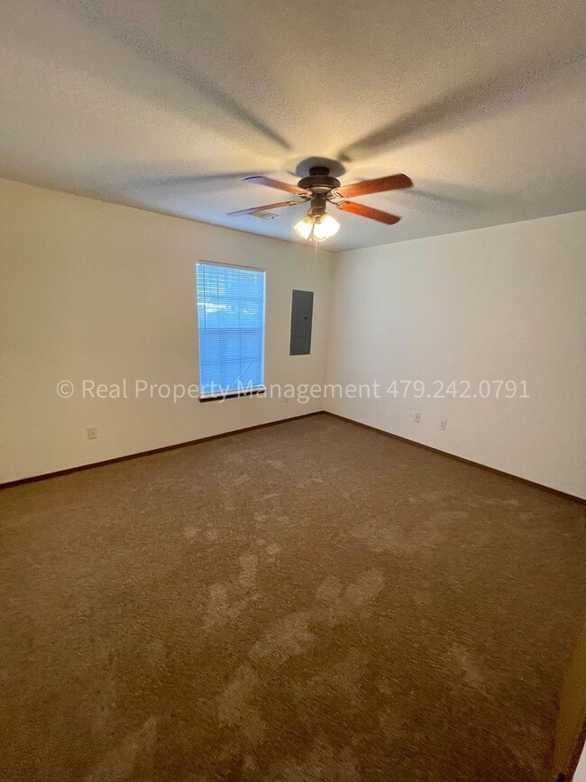 Building Photo - 1200 Fianna Pl Ct
