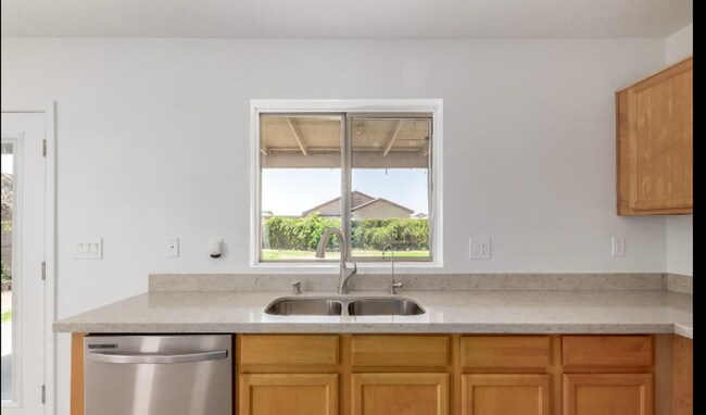 Building Photo - Charming Corner Lot Gem!
