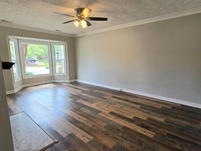 Building Photo - Move in Ready 3 Bedroom Townhouse in Yorktown!