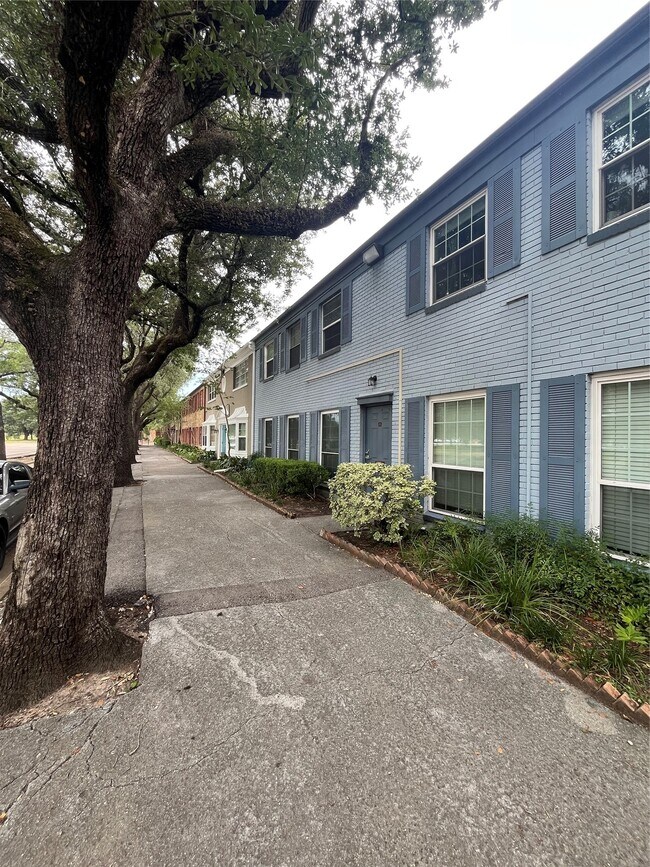 Building Photo - 11609 Chimney Rock Rd