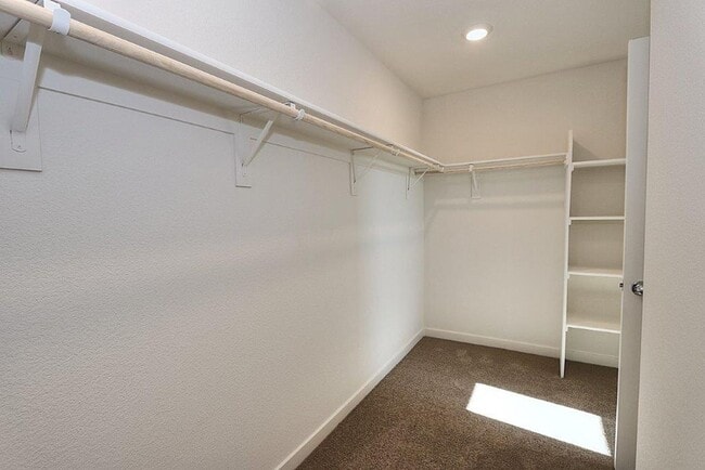 Building Photo - Beautiful Lincoln Home Available in May!