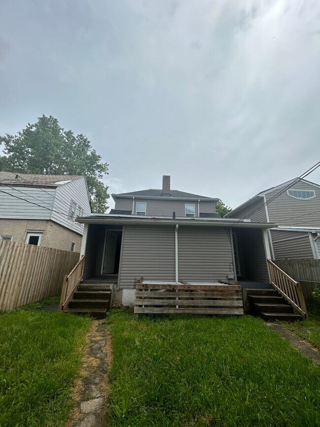 Building Photo - 121-123-123 Hayden Ave