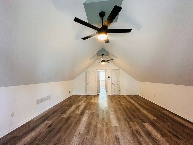 Building Photo - Historic Charm Meets Modern Comfort in Shelby Park