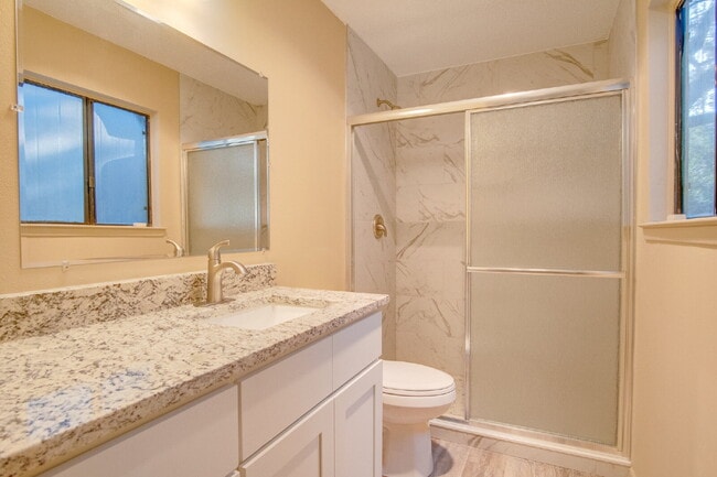 Building Photo - 2 Bedroom, 2.5 Bath Townhome with Easy Acc...