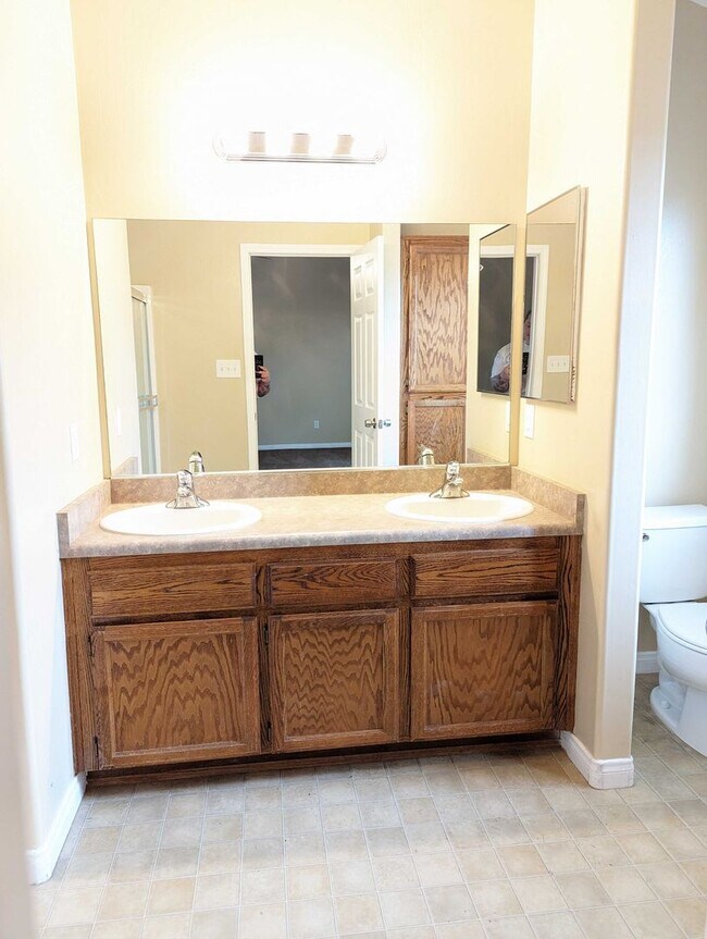 Building Photo - Comfortable Home in East Bakersfield