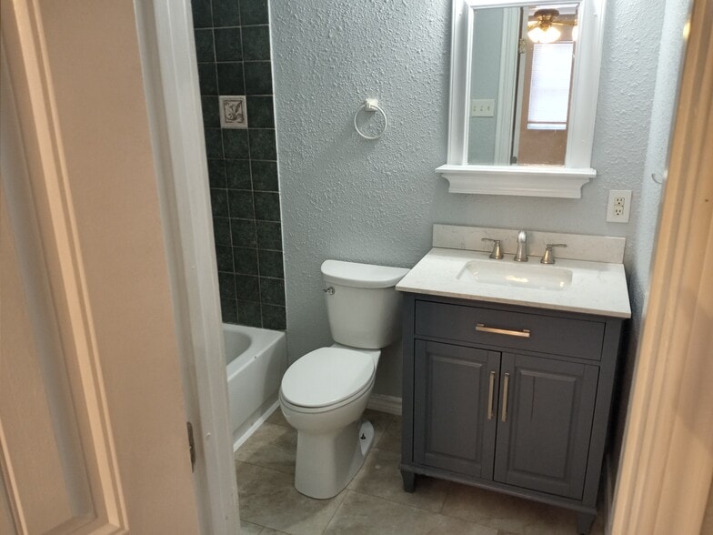 bathroom - 513 Wolf St