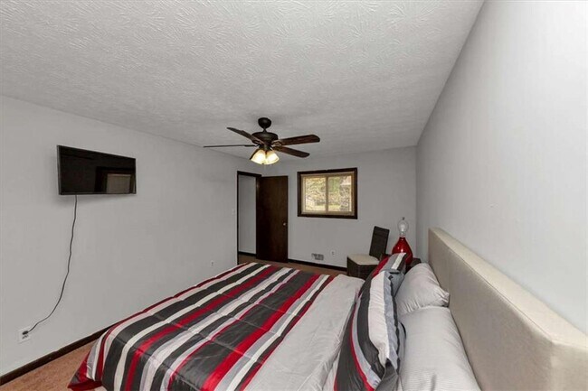 Building Photo - 3215 Redona Dr