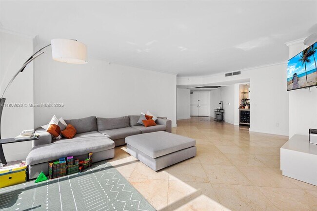 Building Photo - 4775 Collins Ave