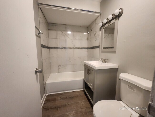 Building Photo - 392 W Hickory St
