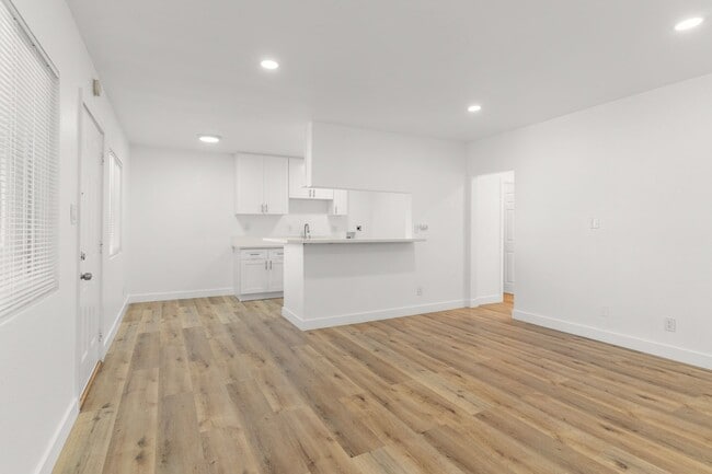 Building Photo - 927 Daisy Avenue