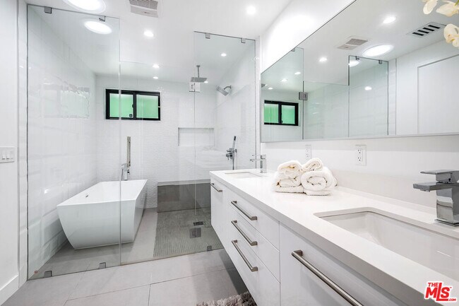 Building Photo - 13378 Contour Dr