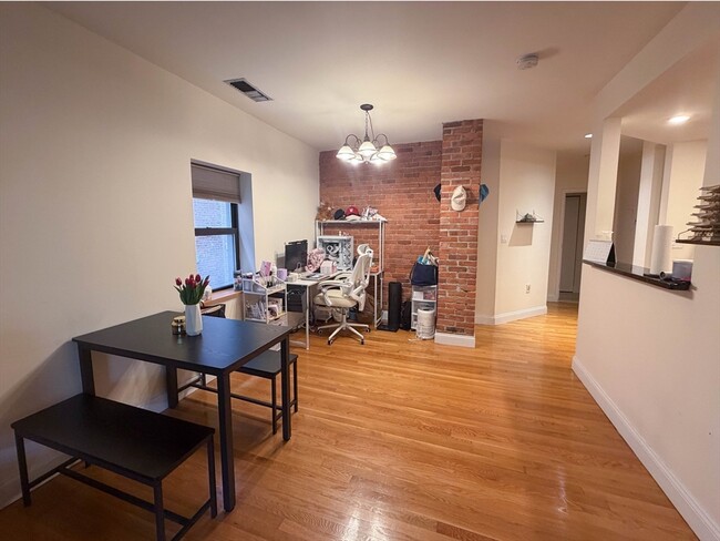 Building Photo - 84 Gainsborough St