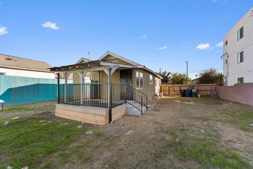 Building Photo - 1443 W 36th Pl