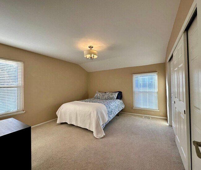 Building Photo - Fully Furnished 4 bedroom 2 bath home is Englewood!!