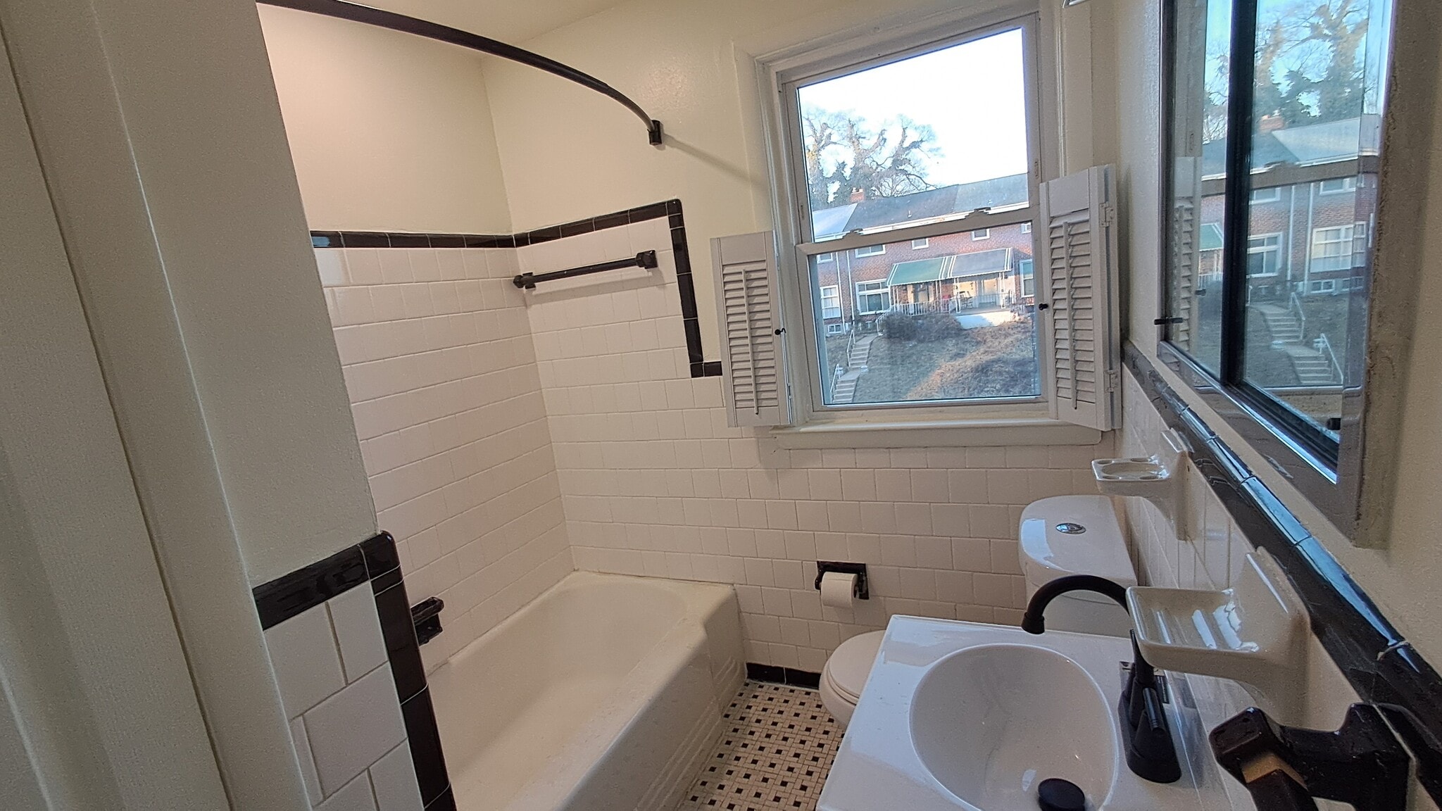 Building Photo - 855 Reverdy Rd