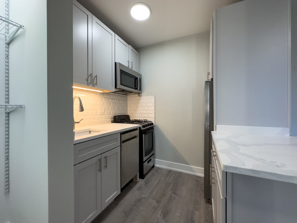 Building Photo - 545 W Belmont