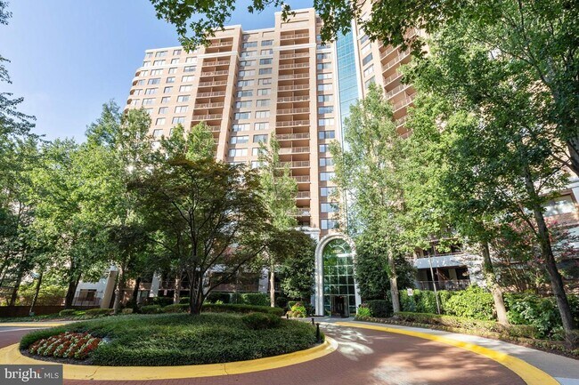 Building Photo - 10101 Grosvenor Pl