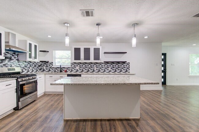 Primary Photo - 5906 Hilary St