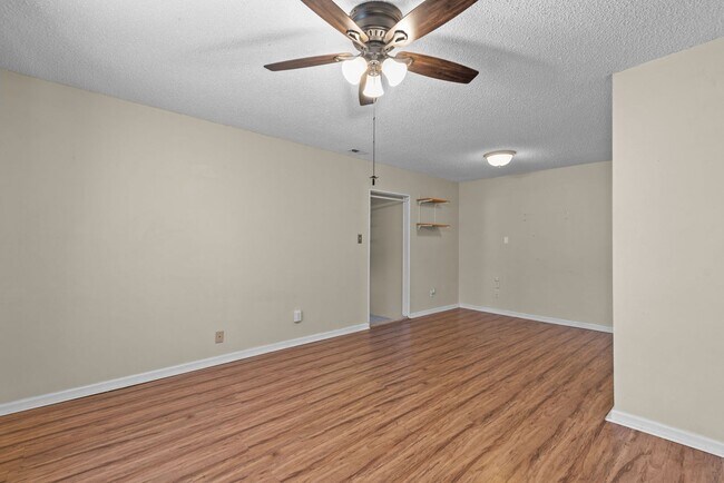 Building Photo - 904 Scarlet Oak Ct N