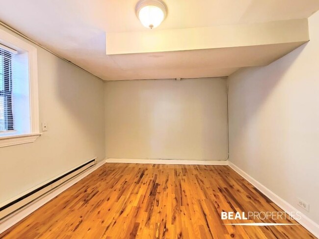 Building Photo - 1 bedroom in CHICAGO IL 60657