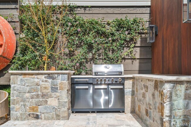 Building Photo - 7 Seymour St