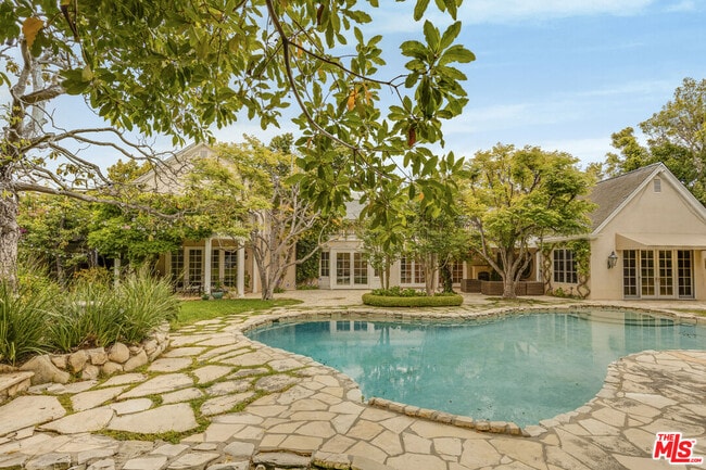 Building Photo - 821 Whittier Dr