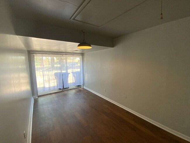 Building Photo - 2800 N Rockwell Ave