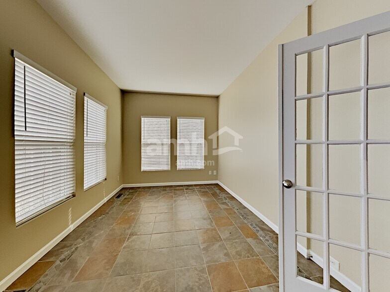 Building Photo - 1048 Oakhall Dr