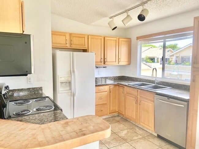 Building Photo - 2 bedroom 2 bath in the Arbors at Ewa Gentry. With 2 car garage!