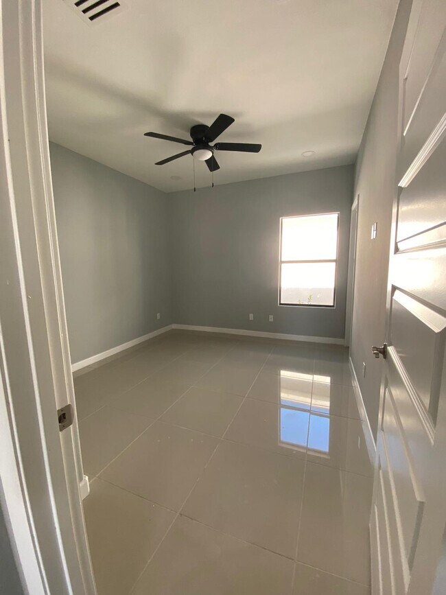 Building Photo - 1428 W Harrison Ave