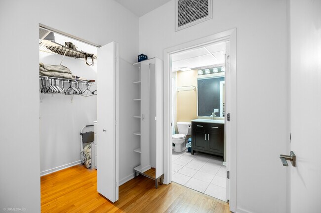 Building Photo - 6 E Monroe St
