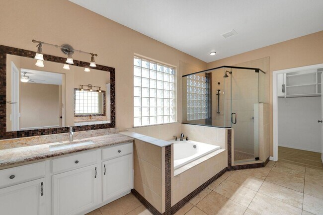 Building Photo - Stunning 5BR House in Chandler