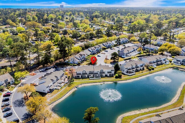 Building Photo - Charming Townhome with Water Views near The Market Common!