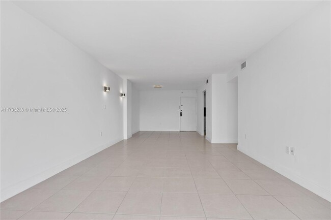 Building Photo - 1450 Brickell Bay Dr